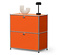 Commode orange à deux tiroirs avec une décoration blanche et une lampe noire dessus.