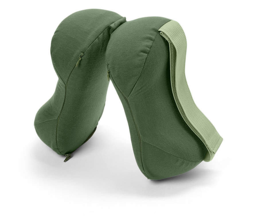 Deux coussins verts reliés par une sangle.