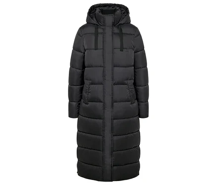 Un long manteau noir matelassé avec une capuche.