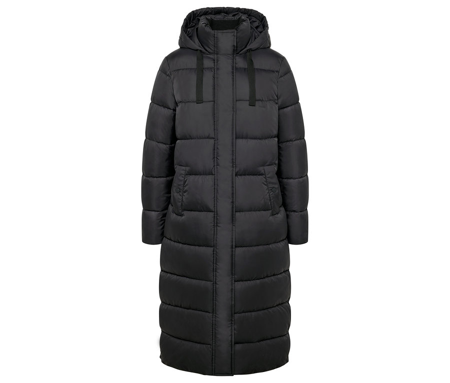 Un long manteau noir matelassé avec une capuche.