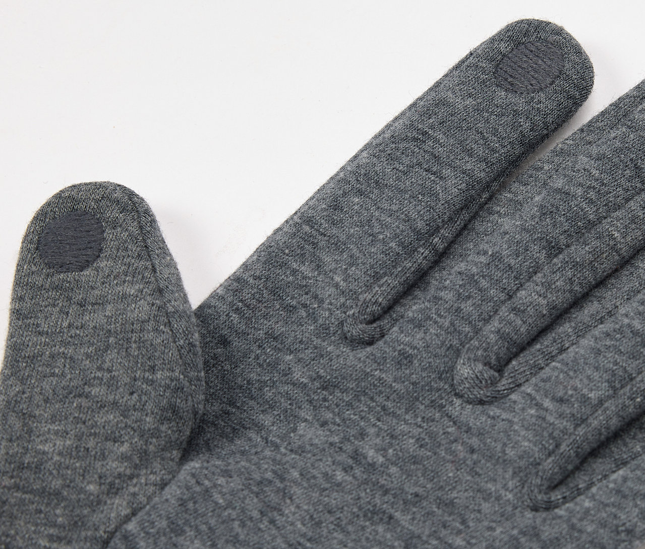 Gros plan d'un gant gris avec bout de doigt compatible avec les écrans tactiles.