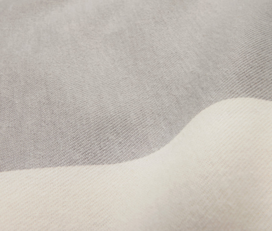 Gros plan d'une parure de lit en flanelle de taille standard grise et blanche.