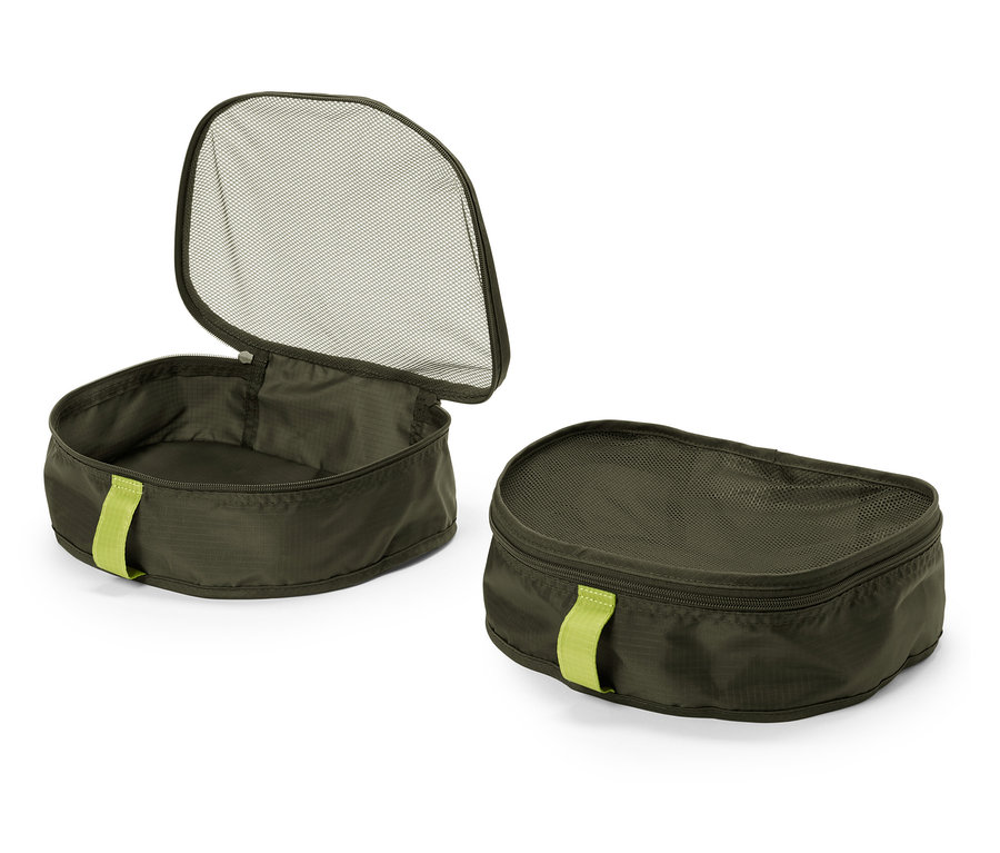 Deux emballages vert olive, un ouvert avec un couvercle en filet noir.