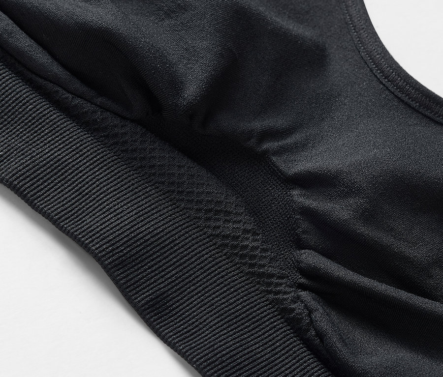 Gros plan d'un soutien-gorge de sport noir.