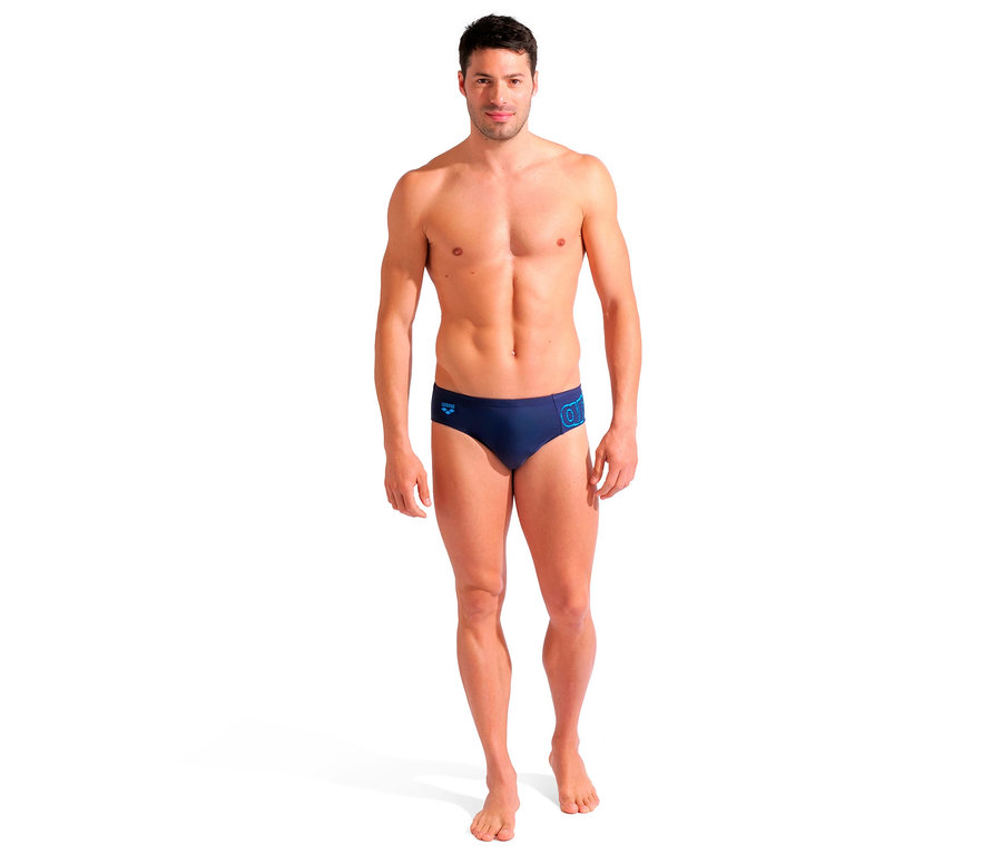 Un homme debout portant un maillot de bain slip arena Scratchy, bleu marine.