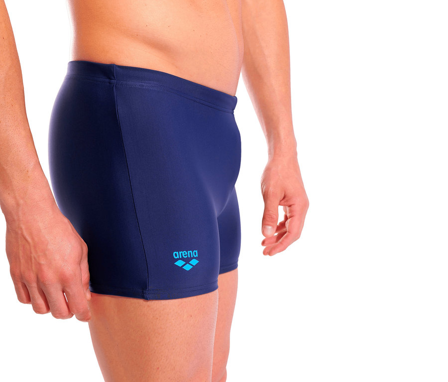 Un homme porte un maillot de bain arena Scratchy, bleu marine.