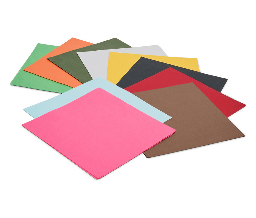 Une collection de feuilles de papier carrées de différentes couleurs posées les unes sur les autres.