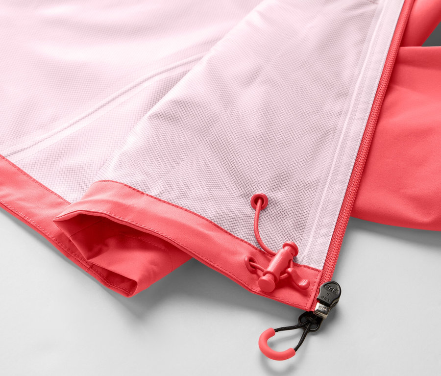 Gros plan sur l'ourlet rose et blanc d'une veste outdoor 2,5 couches.