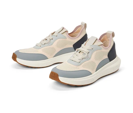 Deux baskets sur fond blanc.