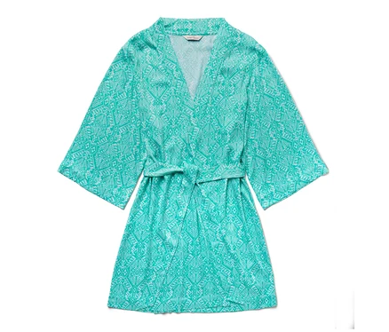 Robe de chambre turquoise à motifs blancs.