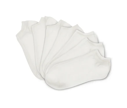 Sept paires de socquettes de sport blanches.