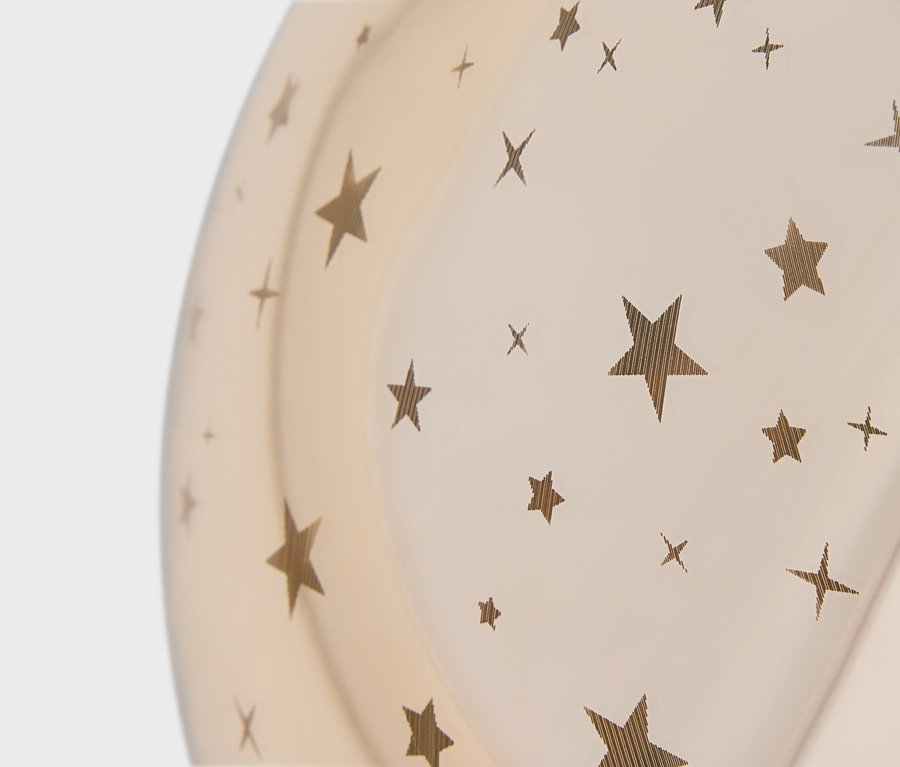 Détail d'une lampe avec des étoiles et des croix.