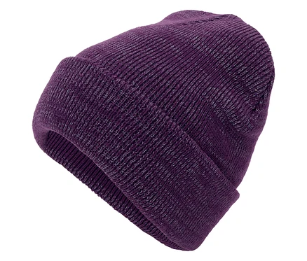 Un bonnet tricoté violet avec un bord replié sur fond blanc.