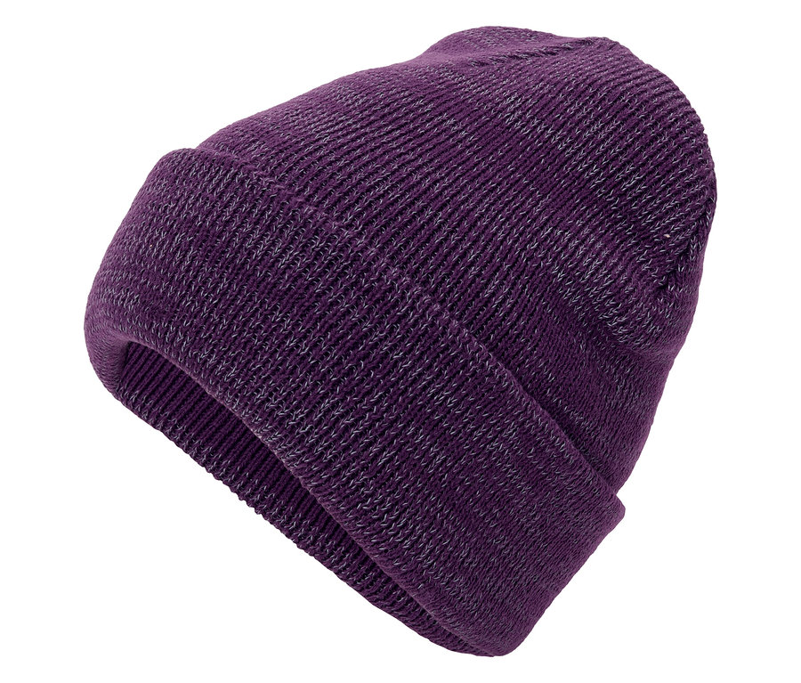 Un bonnet tricoté violet avec un bord replié sur fond blanc.