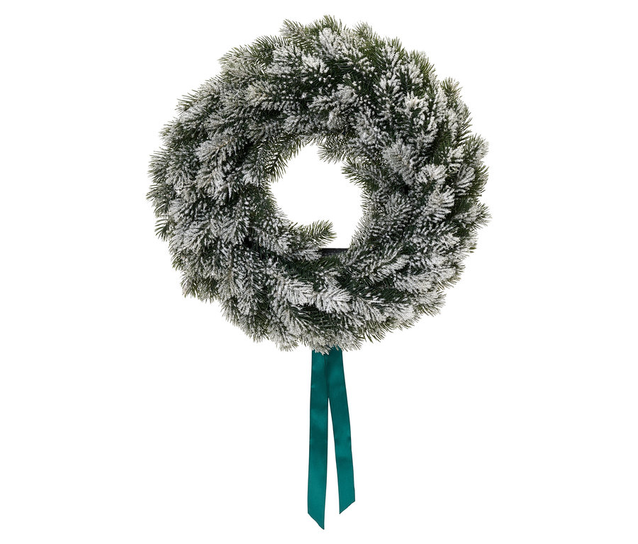 Couronne de Noël verte avec neige artificielle et ruban vert.