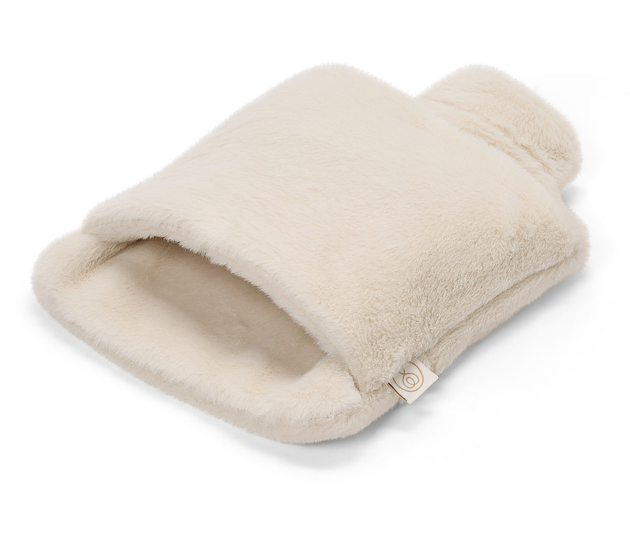 Une bouillotte en peluche crème est posée sur un fond blanc.