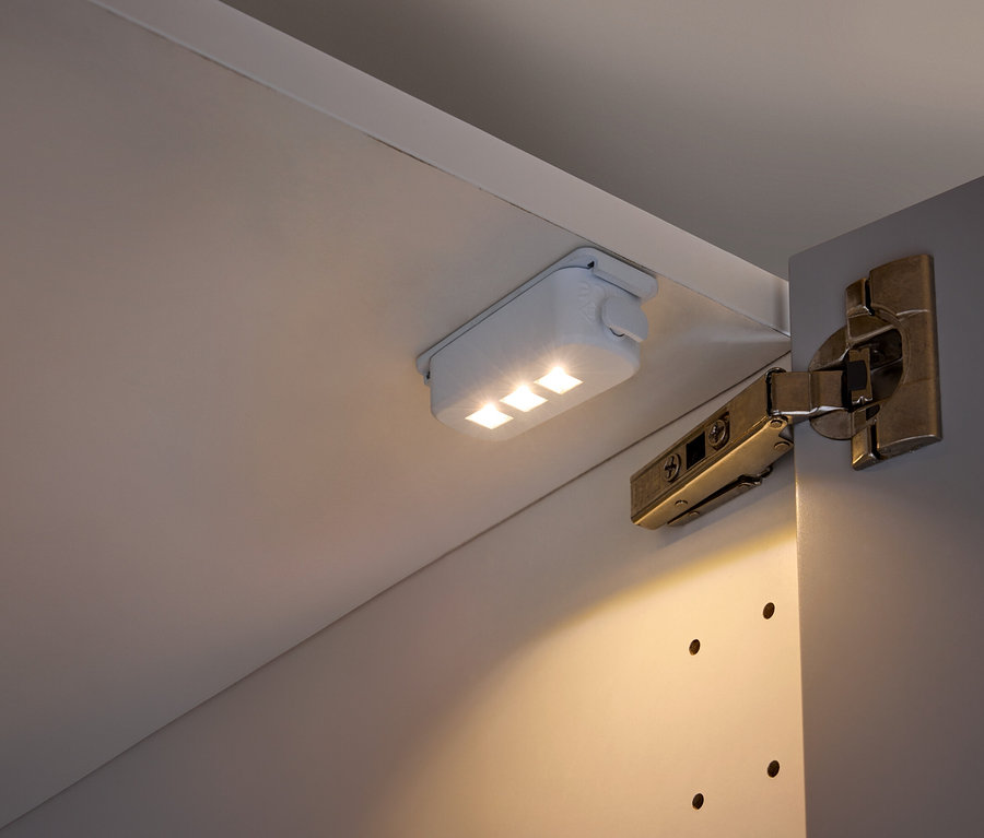 Une lumière LED brille à l'intérieur d'un placard.