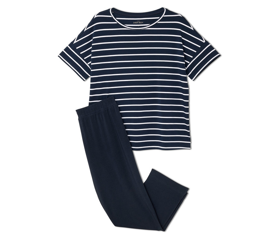 Un t-shirt rayé bleu et blanc et un pantalon bleu marine sont posés sur un fond blanc.