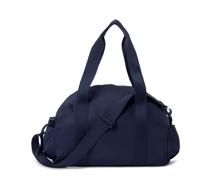 Un sac de sport bleu marine avec des bretelles et une poche latérale.