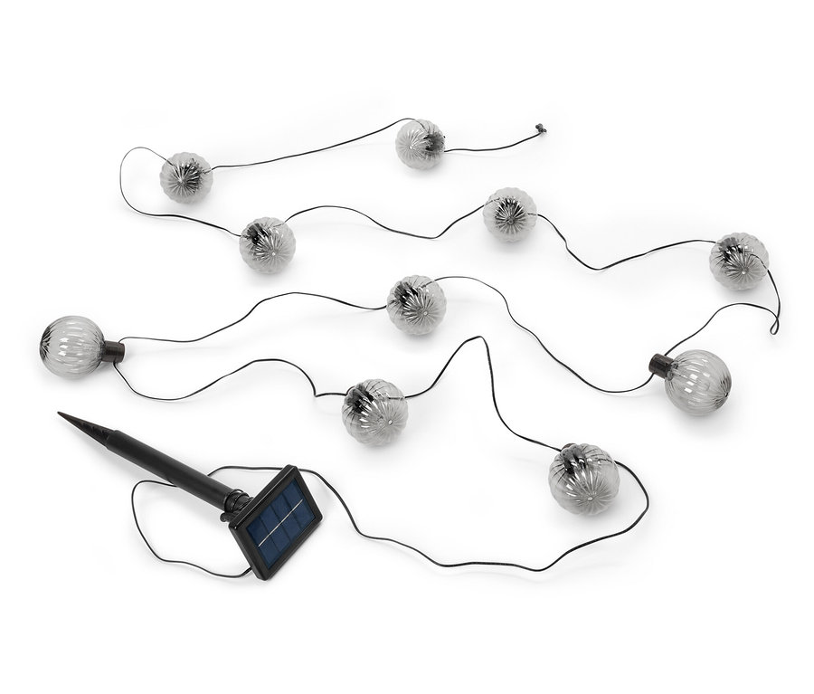 Guirlande lumineuse solaire, boules rainurées, posée sur fond blanc.