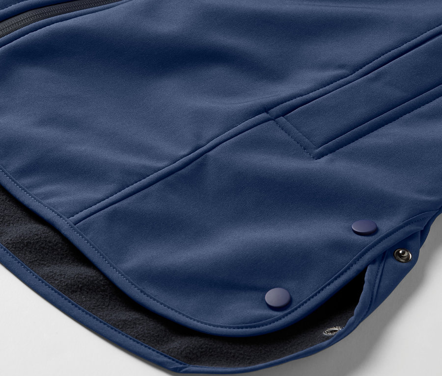 Détail d'une veste softshell bleue.
