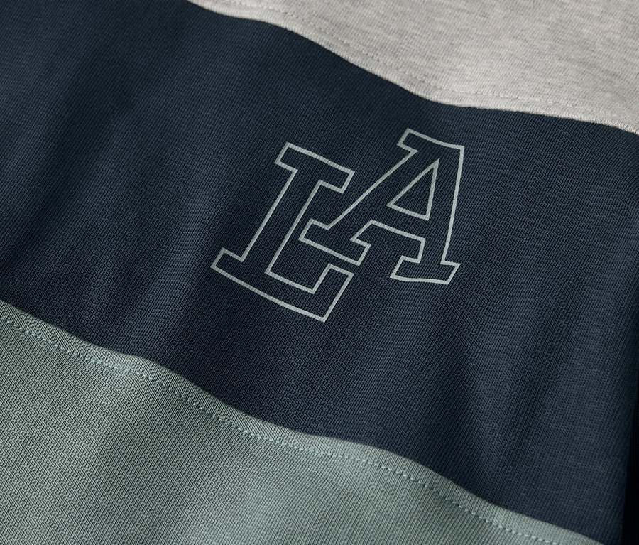 Gros plan sur un t-shirt à manches longues pour enfants avec l'inscription LA.