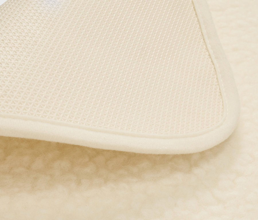 Gros plan sur un tapis de yoga en laine vierge.