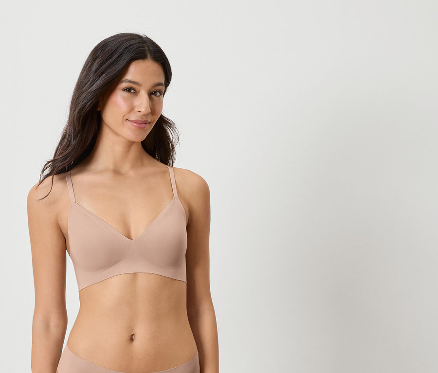 Femme portant un soutien-gorge couleur chair.