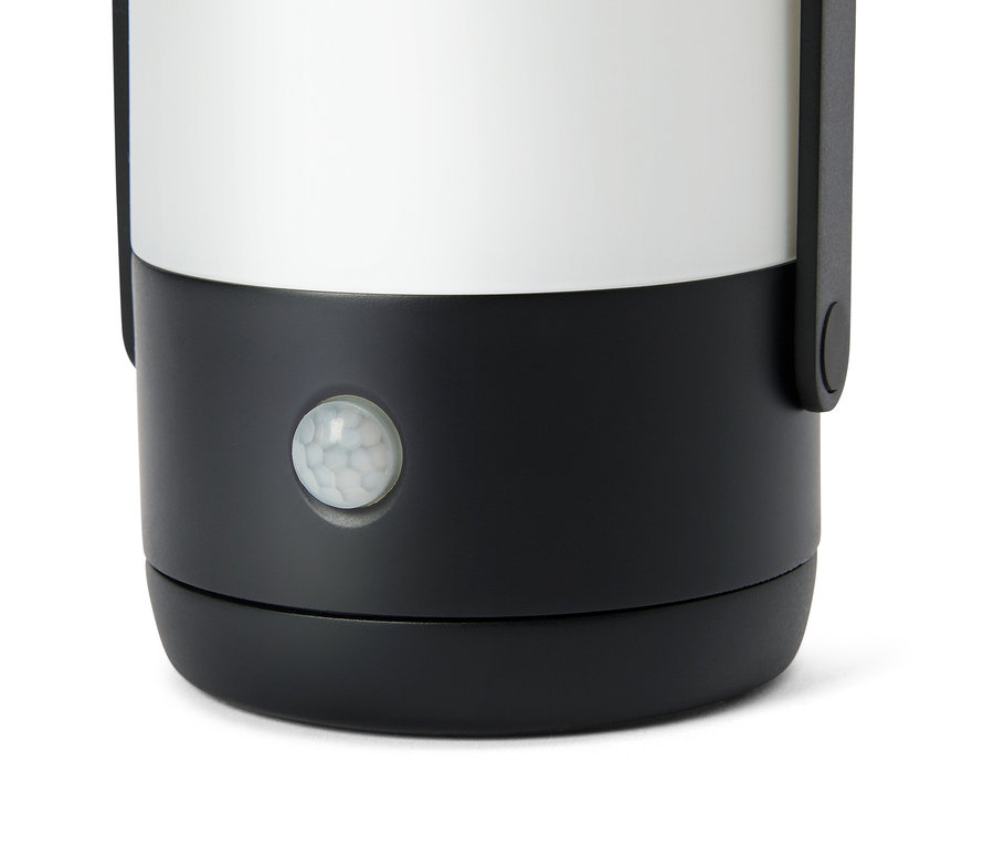 Gros plan d'une lampe avec une base noire et un capteur à l'avant.