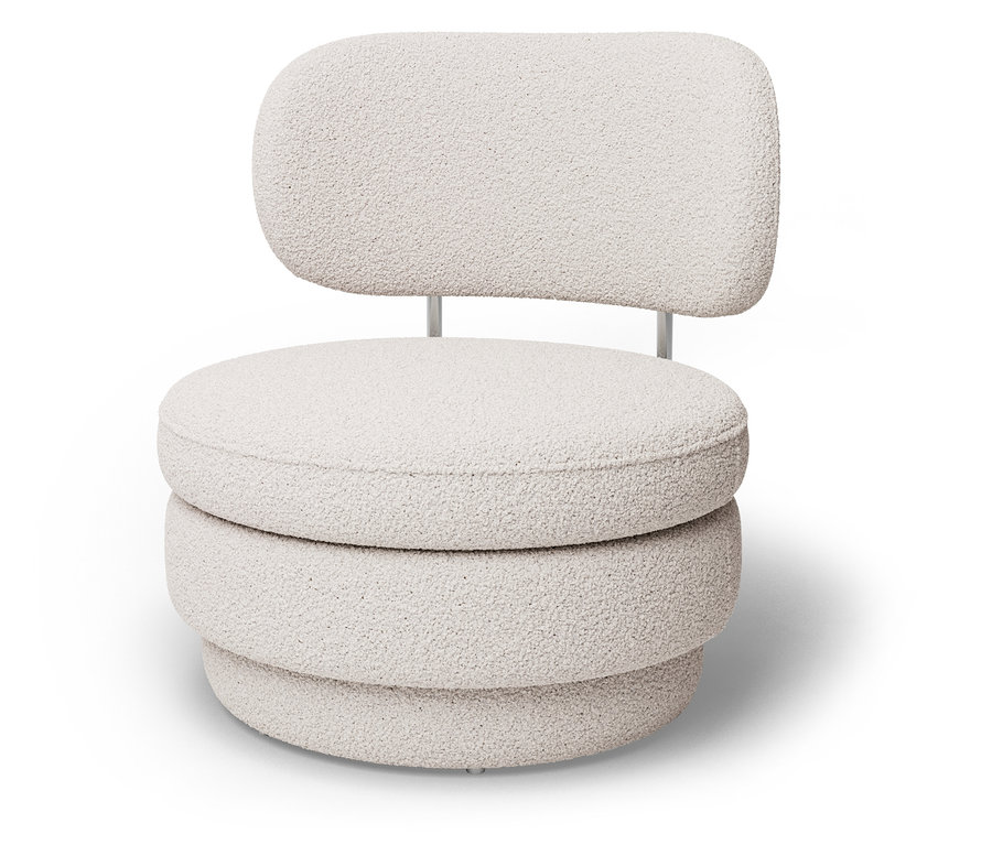 Un fauteuil crème avec une assise et un dossier ronds se dresse sur un fond blanc.