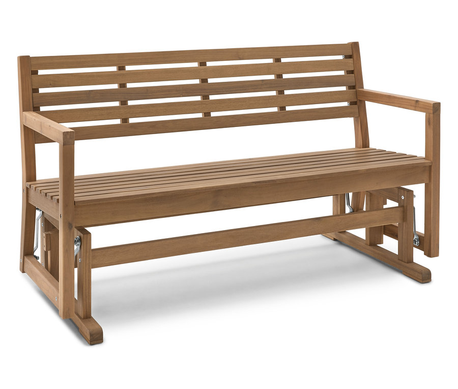 Un banc de jardin en bois avec des accoudoirs et un mécanisme de balançoire se trouve à l'extérieur.