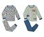 Deux ensembles de pyjamas pour enfants, l'un avec un motif de véhicules de chantier sur fond bleu, l'autre vert clair avec des motifs de véhicules de chantier et un pantalon bleu.
