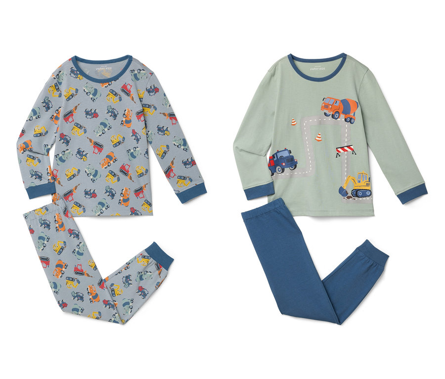 Deux ensembles de pyjamas pour enfants, l'un avec un motif de véhicules de chantier sur fond bleu, l'autre vert clair avec des motifs de véhicules de chantier et un pantalon bleu.