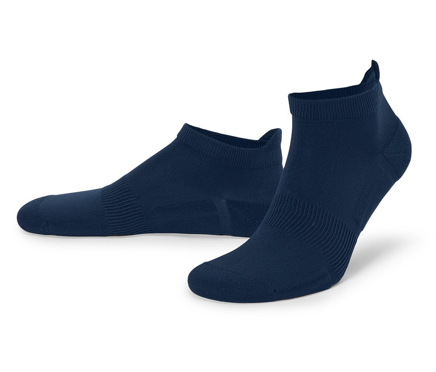 Deux chaussettes courtes bleu marine posées sur un fond blanc.