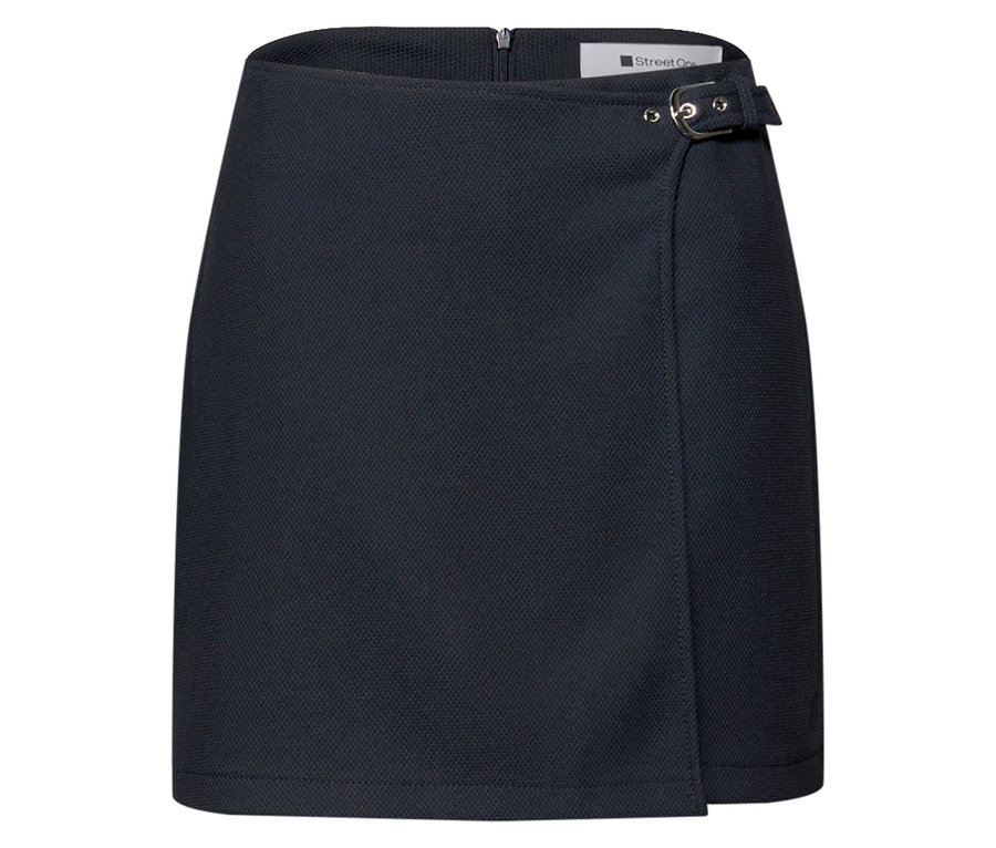 Gros plan sur une jupe-culotte bleu marine Street One avec une boucle décorative.