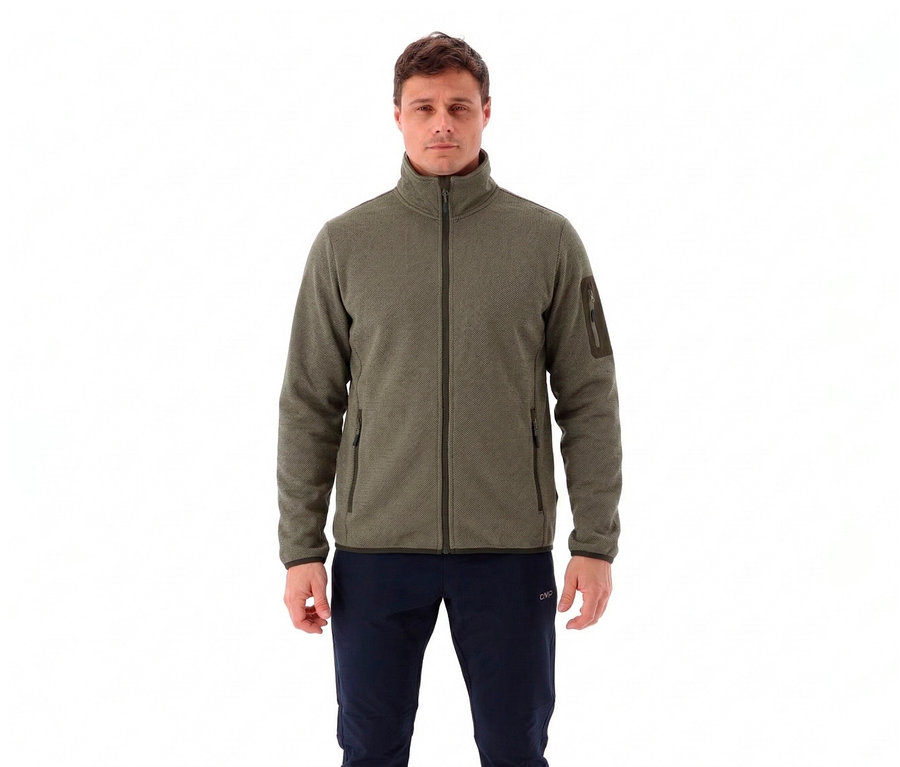 Un homme portant une polaire CMP Knit Tech olive et un pantalon bleu sur fond blanc.