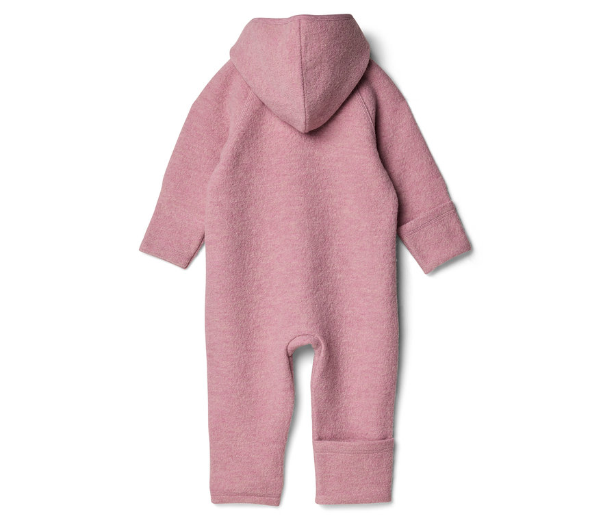 Vue arrière d'une combinaison rose pour bébé avec capuche, manches longues et poignets retroussés aux manches et aux jambes.