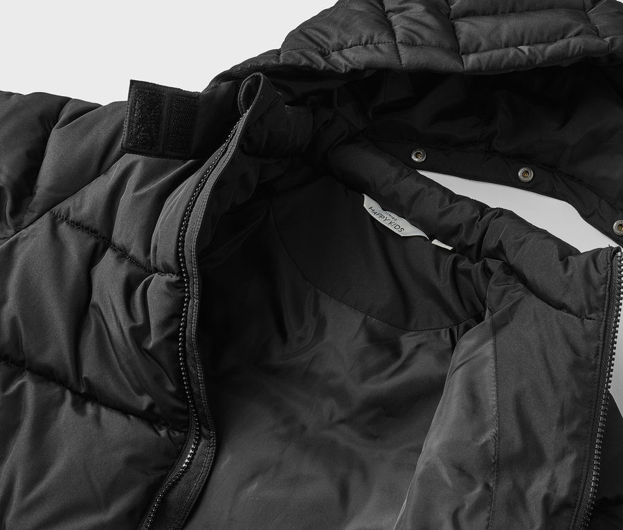 Gros plan d'une veste noire matelassée ouverte avec capuche et fermeture éclair.