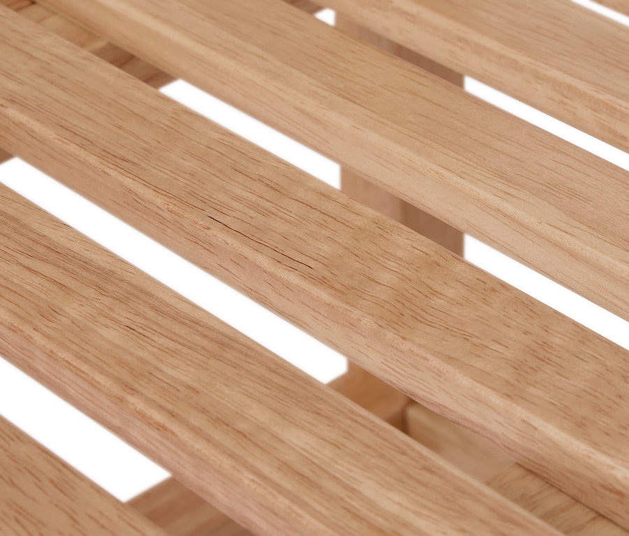 Gros plan sur des lattes de bois brun clair avec des espaces blancs.
