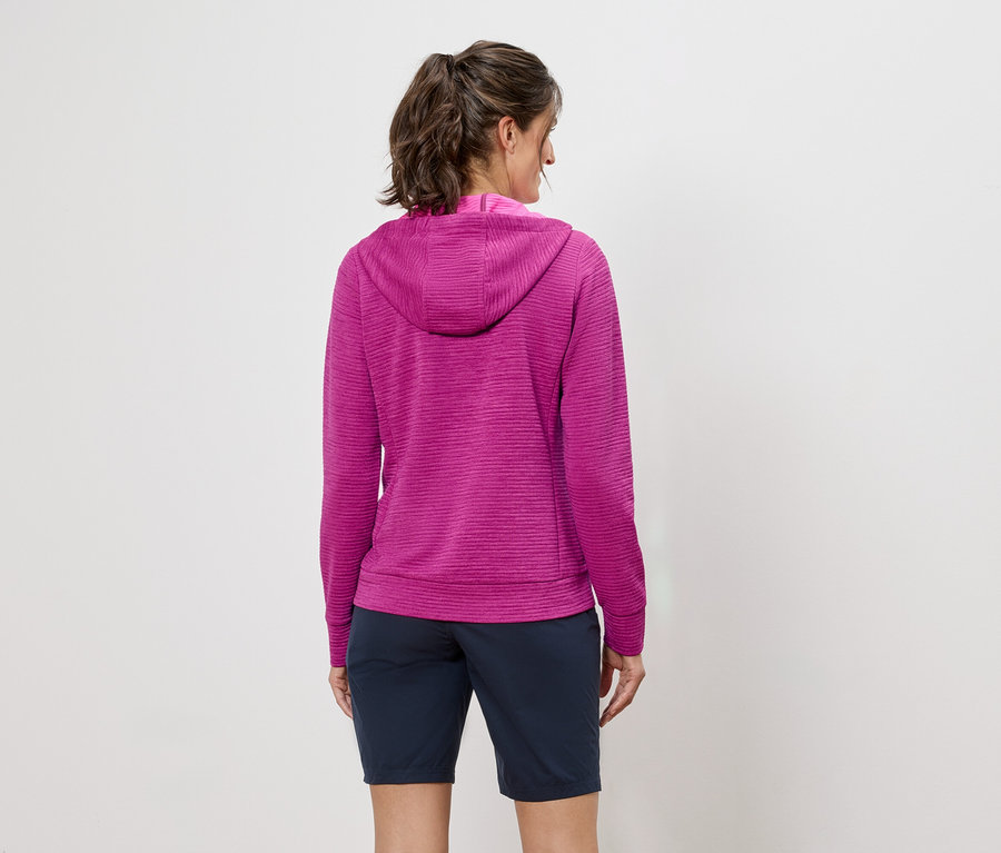 Vue arrière d'une femme avec une queue de cheval portant un sweat à capuche rose et un short bleu marine sur un fond neutre.
