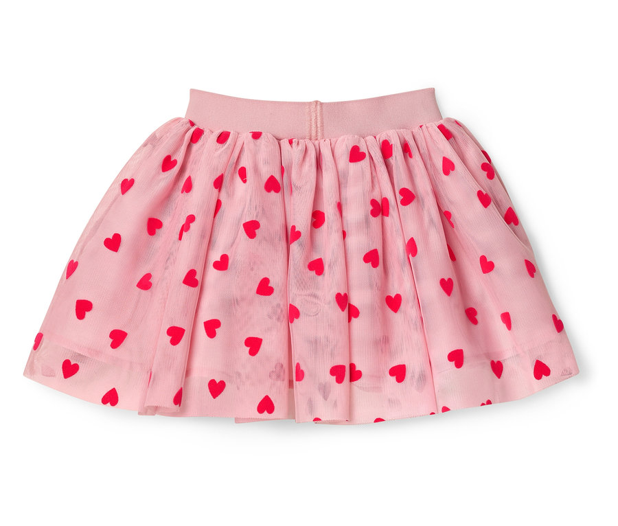 Une jupe en tulle rose avec des cœurs rouges sur un fond blanc.