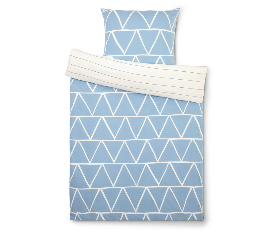 Linge de lit bleu clair avec motif de triangles blancs, composé d'une taie d'oreiller et d'une housse de couette.