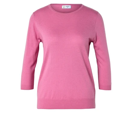 Un pull rose à manches trois-quarts posé à plat.