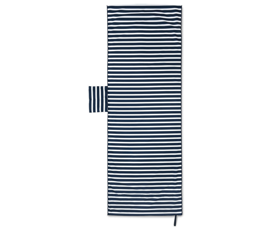 Une housse de chaise de plage rayée bleu et blanc avec un coussin assorti est posée sur un fond blanc.