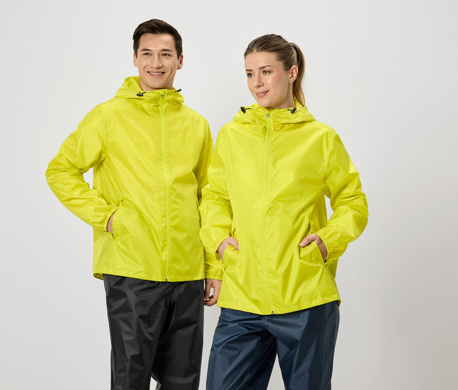 Deux personnes, une femme et un homme, se tiennent côte à côte et portent des vestes de pluie jaunes à capuche et des pantalons de pluie foncés.