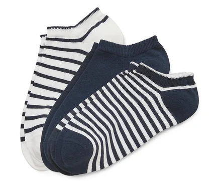 Trois chaussettes : une blanche rayée, une bleu marine, une bleu marine rayée.