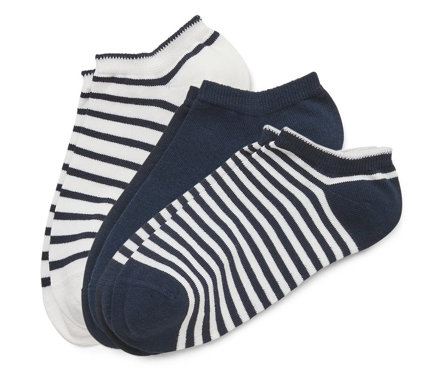 Trois chaussettes : une blanche rayée, une bleu marine, une bleu marine rayée.