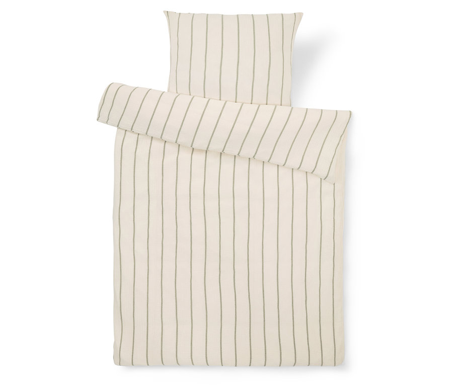 Vue de dessus d'une parure de lit comprenant une taie d'oreiller et une housse de couette à rayures vertes sur fond blanc.