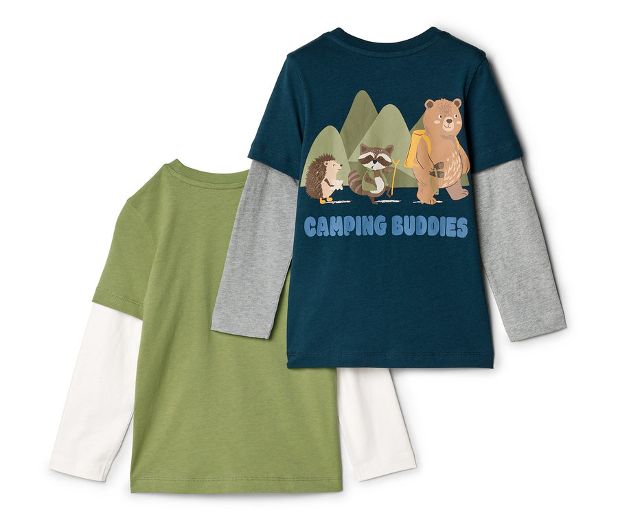 Deux t-shirts à manches longues pour enfants sont superposés. Le t-shirt du dessus est bleu avec un motif d'ours, de raton laveur et de hérisson.