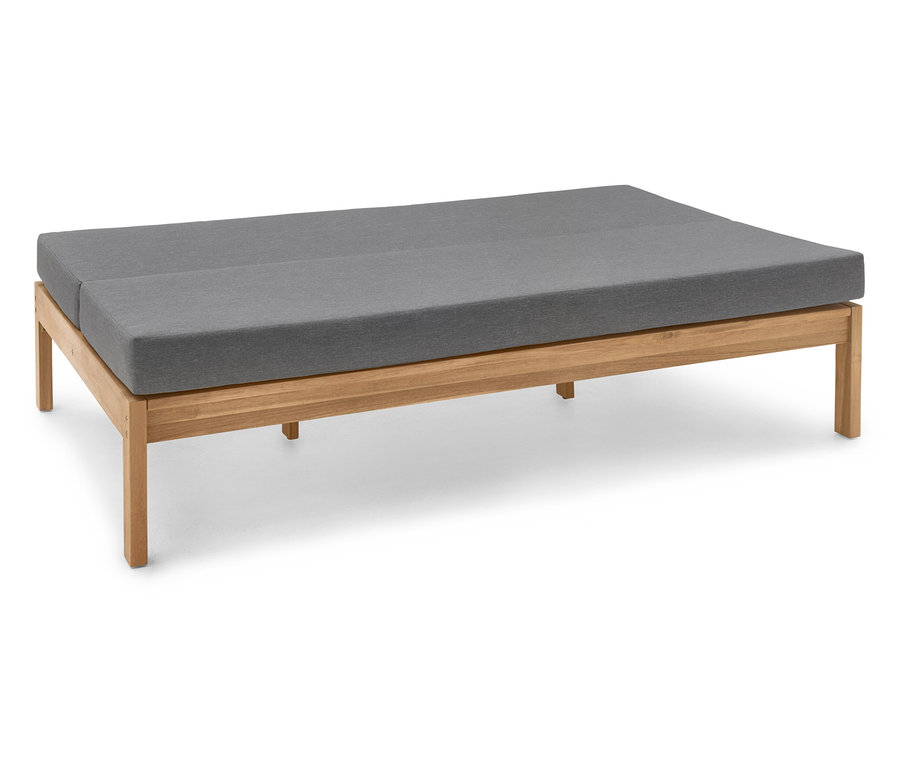 Une chaise longue avec un cadre en bois marron clair et un coussin gris.